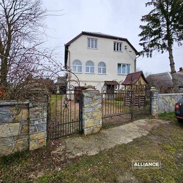Продам Будинок заходь і живи два гаража, власна ділянка, 10хв до міста