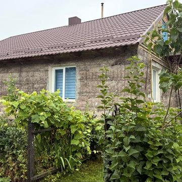 Продам будинок в жилому стані з землею, в 20 км від Млинова та 30 км від Луцька.