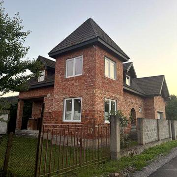 Просторий цегляний будинок з комерційним приміщенням