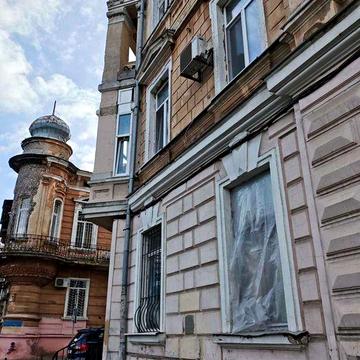 Трикімнатна квартира за ціною 800у.о. за кв.метр в історичному центрі міста . Вул. Софіївська.