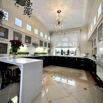 Продам дом с камином и бассейном в 15 км от Центра