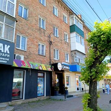 Продається трикімнатна квартира в районі "Сільпо", на другому поверсі, не кутова, будинок знажодиться на лінії де світло не вимикають.