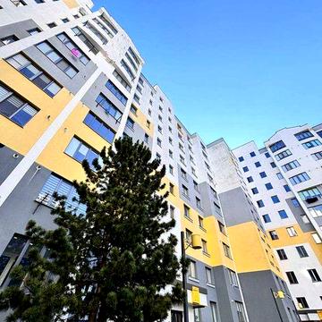 Трикімнатна квартира в зданому будинку поруч парку