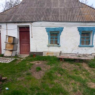 Продається хата з великою земельною ділянкою