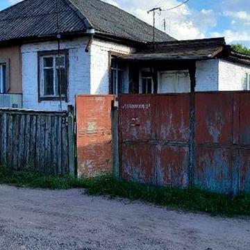 Продам пів будинку в центрі.