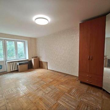 Продам 1 комнатную квартиру на Таирова, на среднем этаже