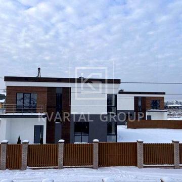 Сучасний двоповерховий будинок у скандинавському стилі в закритому котеджному містечку