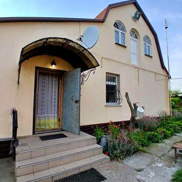 Будинок з гарним садком