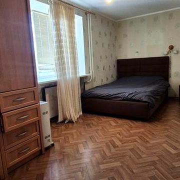 Прдається 2км. квартира на Площі Героїв