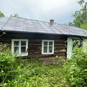 Продається деревяний будинок з великою ділянкою