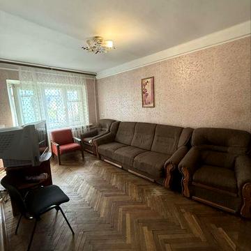 Продам 2 кімнатну квартиру в центрі міста .