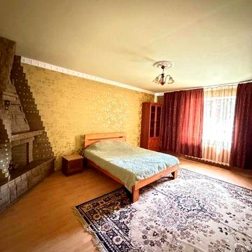 Продам свою 4-х кімнатну квартиру в центрі з гаражем у дворі