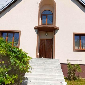 Здається будинок біля обласної лікарні