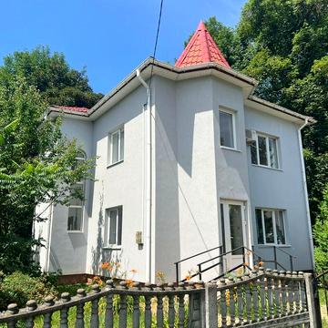Продається будинок в центрі всі деталі за номером