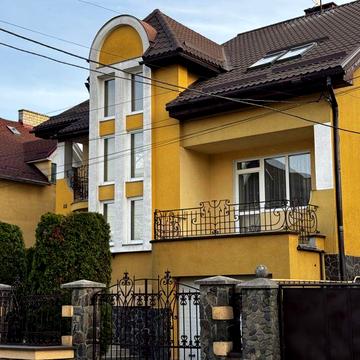 Будинок з басейном на вул. Українській (Минай)