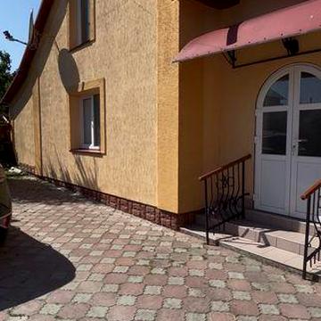 Продається будинок з господарськими будівлями