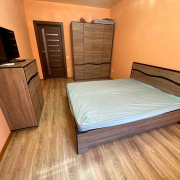 Здається в оренду сучасна 1-кімнатна квартира (кухня-студія + окрема спальня, вул. Незалежності