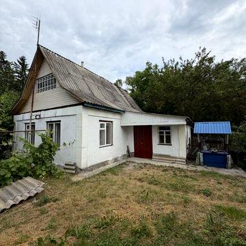 Продається будинок у центрі села Собківка, вздовж траси Київ – Одеса. До м. Умань — 12 км.