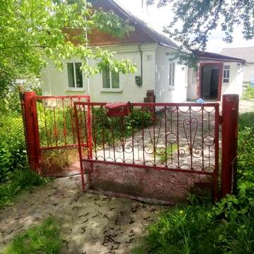 Продається будинок в м. Звягель з приватизованою ділянкою 8,5 соток.