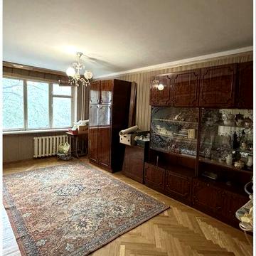Продам простору 3-к квартиру на Виставці