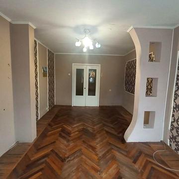 Велика 1к. з еркером, в цегляному будинку в ЦЕНТРІ.