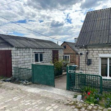 Продам житловий будинок на вул. Південній з видом на ставок