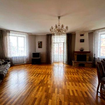 Продам трикімнатну квартиру з гврним ремонтом в центрі Жмеринки.
