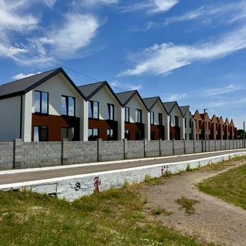 Продаж цегляного котеджу 115 м² у центрі Шпанова (3 км від Рівного)