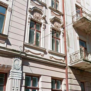 Продається простора 2-кімнатна квартира в австрійському будинку в самому серці Чернівців!