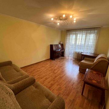 Власник. Здається 3 кімнатна 11000 гривень кв. Зарічанська 6/6.
