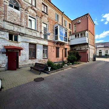 Продаж 2-кімнатної квартири в центрі міста .
