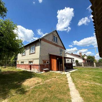 Добротний цегляний будинок 141 м² із земельною ділянкою 20 соток та великою теплицею. с. Звірів, 20 хвилин від Луцька