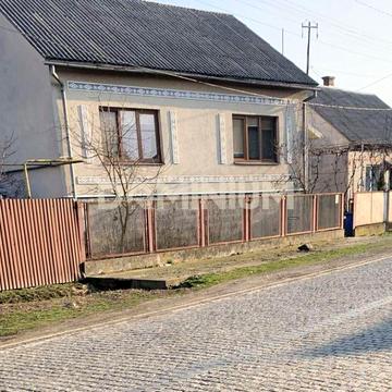 Продаються два будинки на одній території м. Хуст