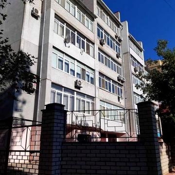 Продам 3-х к/к з гаражем у Центрі