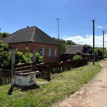 Будинок з великою земельною ділянкою 0,45 га, літньою кухнею, погребом та господарськими будівлями, смт Терни