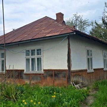 Будинок з господарськими будівлями в с. Стецева, Снятинська ОТГ, Коломийського р-ну, Івано-Франківської області.