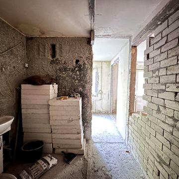 В продаже трехкомнатная квартира в самом центре Черемушек на улице Филатов 30