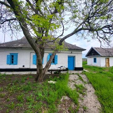Продам затишний і невеличкий будинок. Y.A.