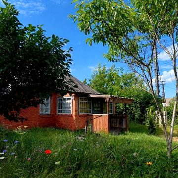 Хата з ділянкою 15,9 соток у центрі мальовничої Володарки. Готові комунікації та документи