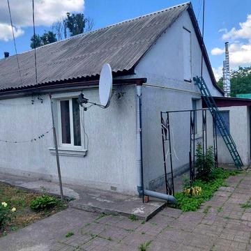 Продам півбудинку зі зручностями та газом  в смт Борова Фастівського району