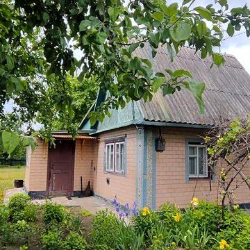 Продається цегляний будинок із земельною ділянкою.Три кімнати.Автономне газове опалення
