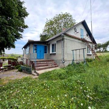 Будинок неподалік міста