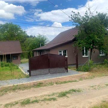 Продається будинок на березі річки.