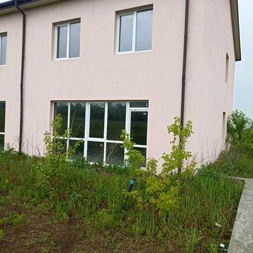 Продаж котеджу з землею біля міста