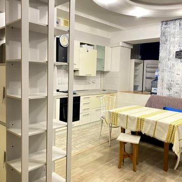 Дворівнева квартира на Героїв Майдану біля 33-ї школи, м. Чернівці. Поруч ТЦ МАЙДАН, СК СТАТУС, СК SportLife . Площа 90 кв метрів.
