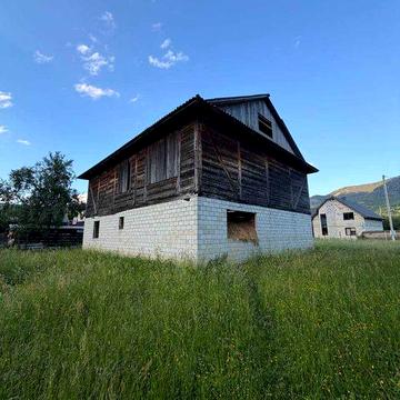 Будинок в Карпатах біля річки