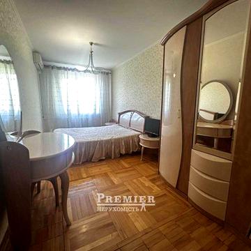 3-кімнатна квартира в центрі Черемушок біля парку Горького  тепла, затишна, з утепленим балконом.  Найвигідніша ціна в районі.