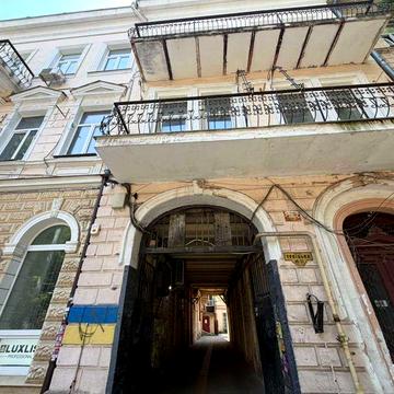Продам 2-х ком квартиру в Историческом Центре.  5м потолки.