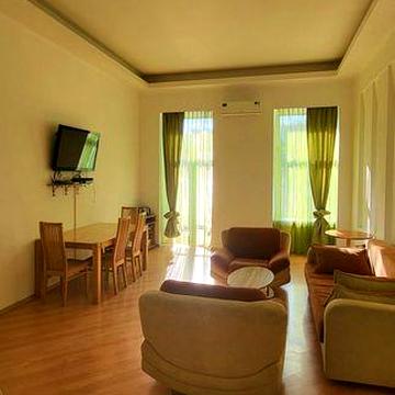 Spacious 3-room quiet apartment for rent in a historic building near Teatralna metro station