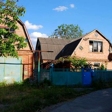 Продам земельну ділянку з цегляним будинком